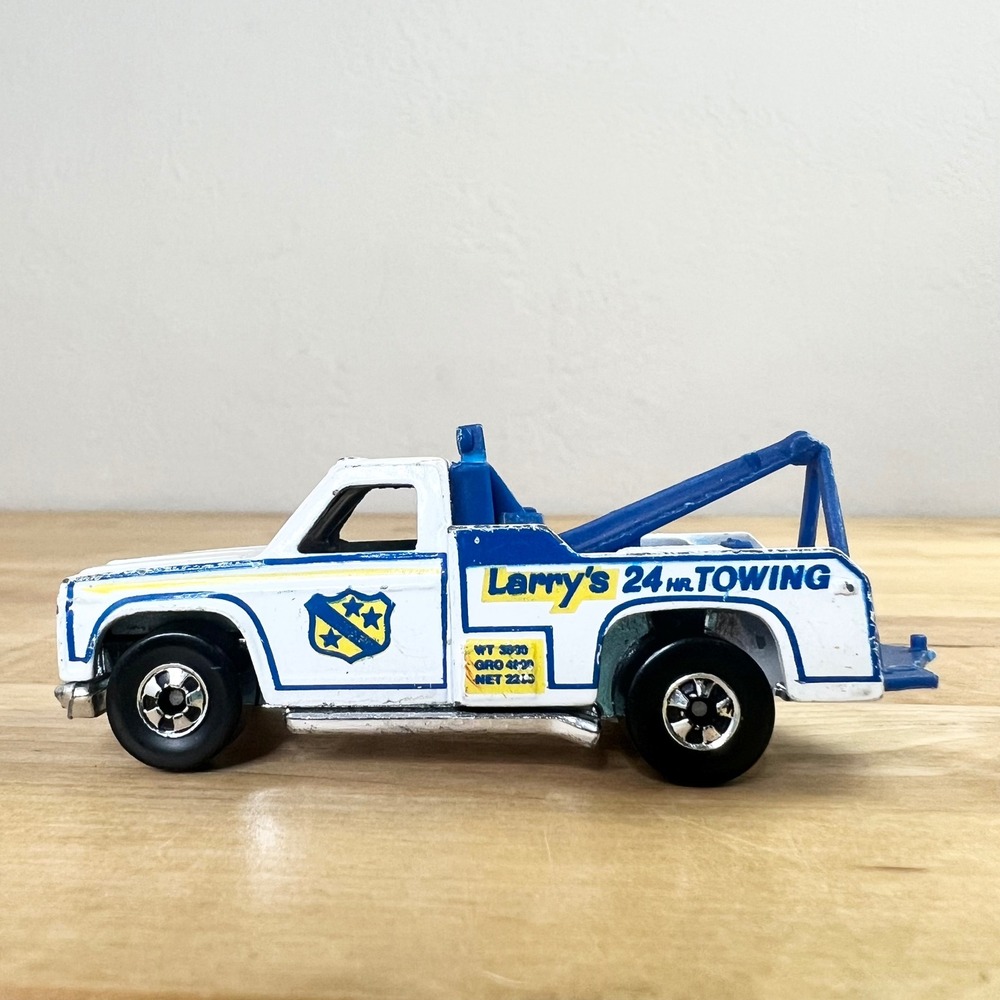 Hot Wheels Diecast Tow Truck Larry's 24 Hr Towing 1:64 White Blue Vintage 1974